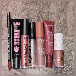 Lip Bundle- Lip Scrub, Lipliner, Lip Gloss & Tinted Lip Butter Bundle BNIB